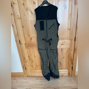 Green and Black Men’s Quiksilver Ski/Snowboard Bib